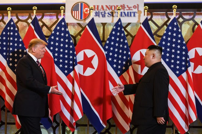 Bữa tối xã giao: Hai ông Trump-Kim vui vẻ, TT Mỹ nhờ phóng viên chụp ảnh lãnh đạo sao cho đẹp - Ảnh 1.