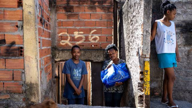 Famílias isolam idosos à espera de hospital em bairro líder de mortes