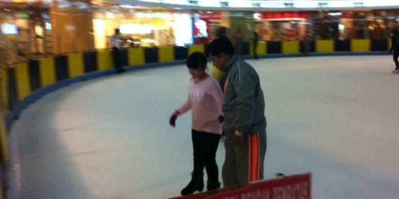 Sekolah ice skating di SkyRink yang didampingi oleh instruktur.