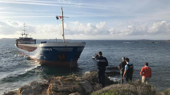 Corse : un cargo s'échoue dans une réserve naturelle