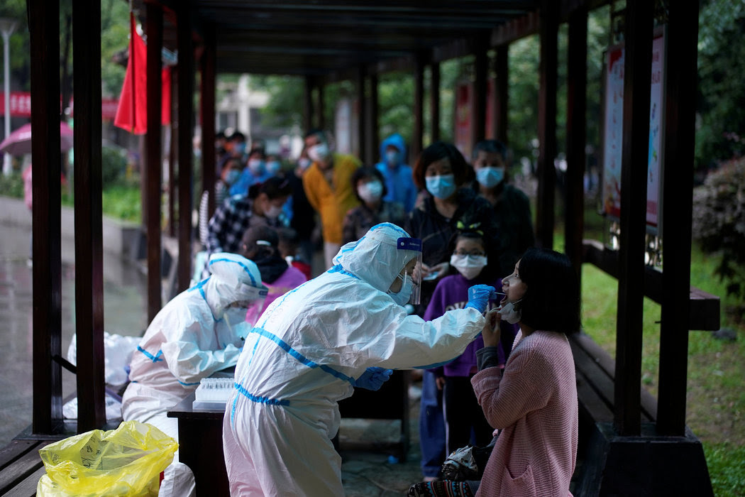 週二，武漢的一個住宅小區在進行新冠病毒檢測。
