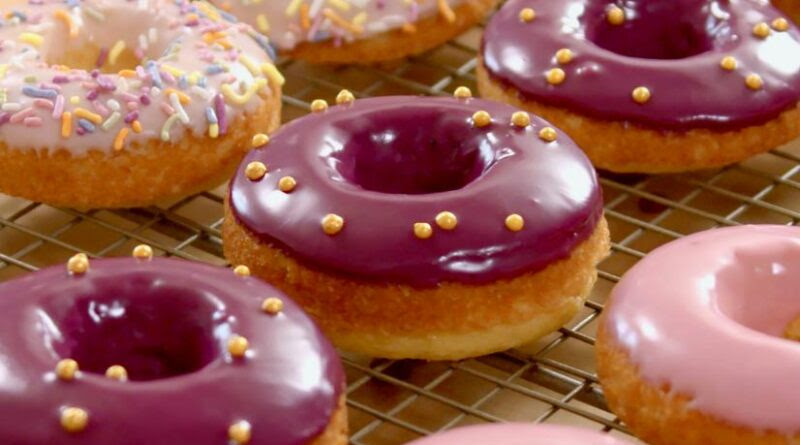 Donat yang paling umum adalah donat berbentuk cincin dengan lubang di tengah dan donat berbentuk bundar dengan isian manis, seperti selai, jelly, krim mau membuat donat kentang yang empuk? Resep Donat Kentang Empuk Dengan Takaran Sendok Bali Ekbis