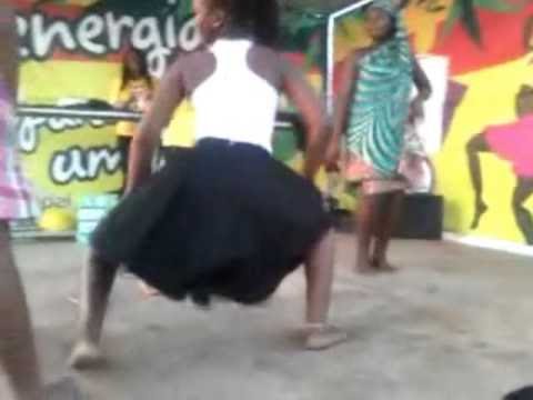 Video-Kubyinisha Ikibuno Umukobwa Utangaje