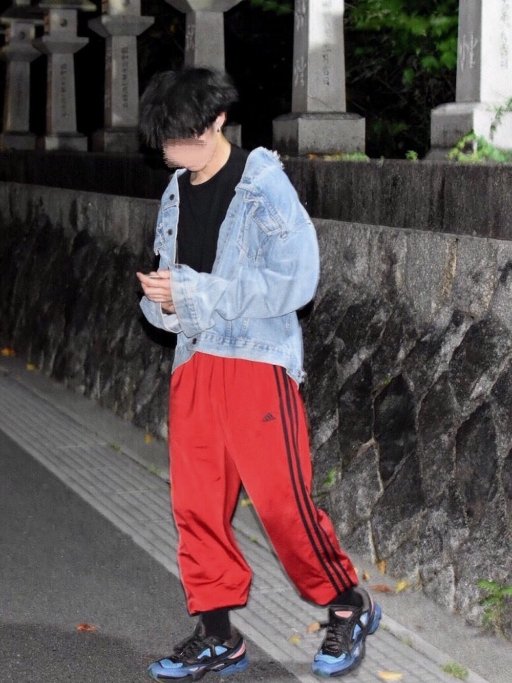 髪型 新着赤パンツ コーデ メンズ
