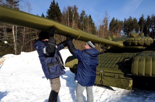 http://fr.metrotime.be/monde/pour-leurrer-les-troupes-ukrainiennes-la-russe-deploie-des-chars-gonflables-qui-se-sont-degonfles