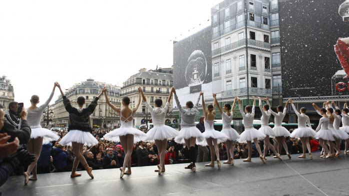 L'Opéra de Paris en grève offre une danse sur le parvis du palais Garnier