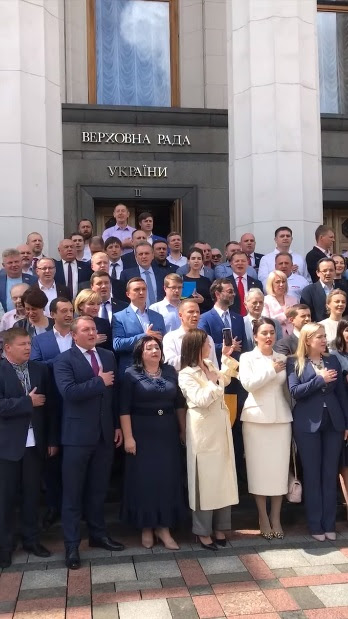 Narodni Deputati Ukrayini Gordo Zaspivali Gimn Na Shodah Verhovnoyi Radi Ukrayini Parlament Najkrashogo Sklikannya Zavershiv Svoyu Robotu Vsi Novini Bukovini