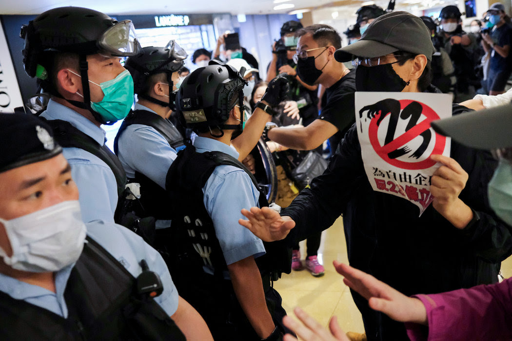 週日，香港一家購物中心裡的抗議者。