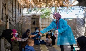 El personal de UNICEF imparte sesiones de información sobre higiene a las comunidades del Líbano para ayudar a detener la transmisión del cólera.