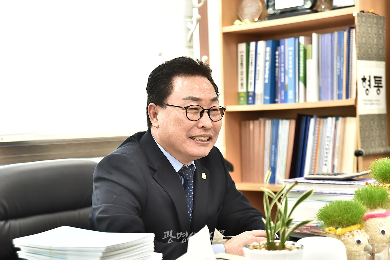 위원장으로서 국회의원 자문단, 이벤트 등 당 행사에 관여 했다. ê´'ëª…ì§€ì—­ì–¸ë¡ í˜'ì˜íšŒ ì§€ì—­ í˜„ì•ˆ ì¸í„°ë·° ë°•ì„±ë¯¼ ê´'ëª…ì‹œì˜ìž¥ ê´'ëª…ì‹œë¯¼ì‹ ë¬¸
