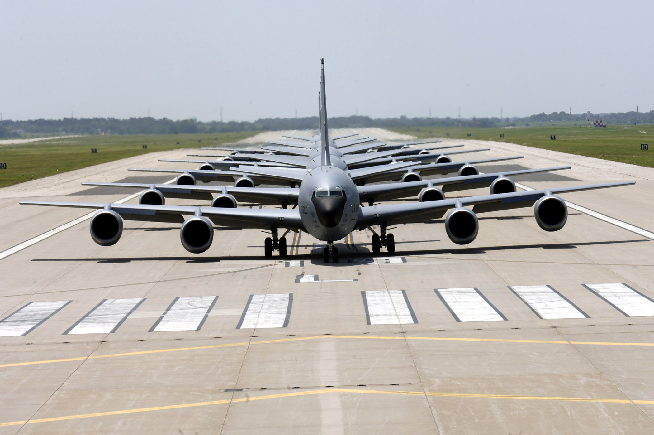 http://upload.wikimedia.org/wikipedia/commons/f/f1/KC-135_Stratotanker_Elephant_Walk.jpg