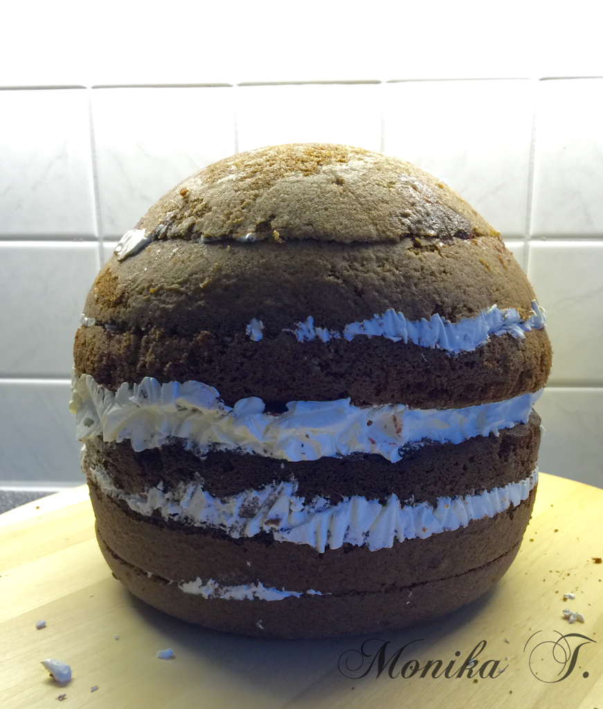 Forme den kuchen mithilfe der plastikfolie zu einer glatten halbkugel. Fussball Ball Anleitung Monika Triebenbacher Susses Handwerk