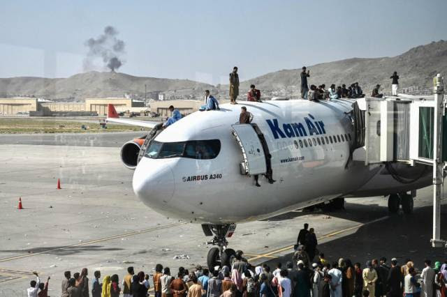 Caos se instala no aeroporto de Cabul após milhares tentarem fugir do Talibã