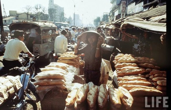 bánh mì mới ra lò nóng hổi vừa thổi vừa an đêêêy...