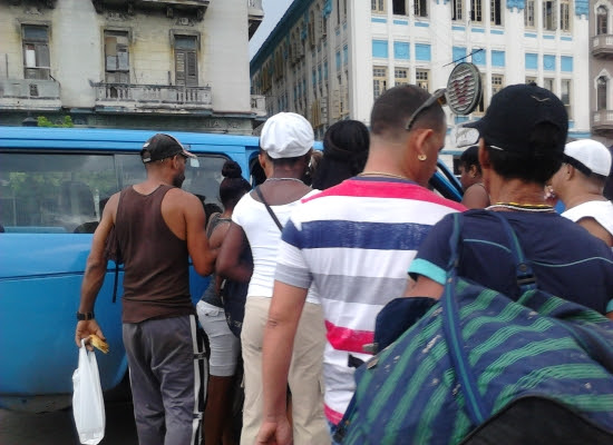 Pasajeros apiñándose para intentar entrar a un 'almendrón' (Foto: Orlando Freire)