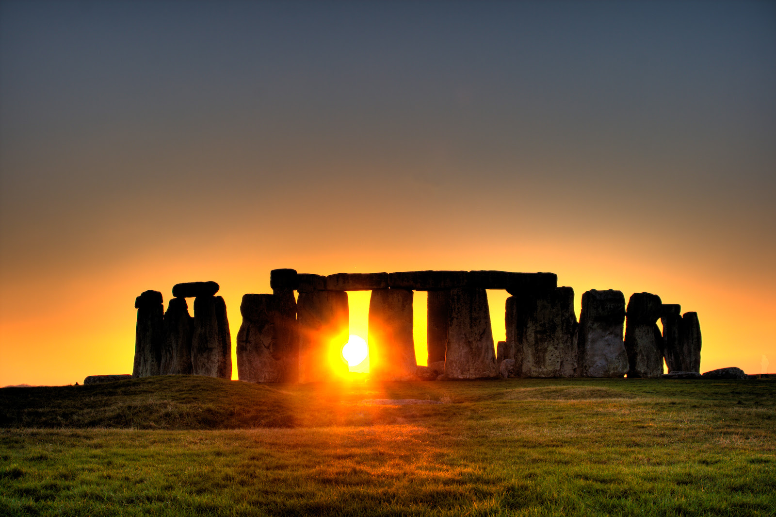The first monument was an early henge monument, built about 5,000 years ago. Misteri Stonehenge Ehef Id