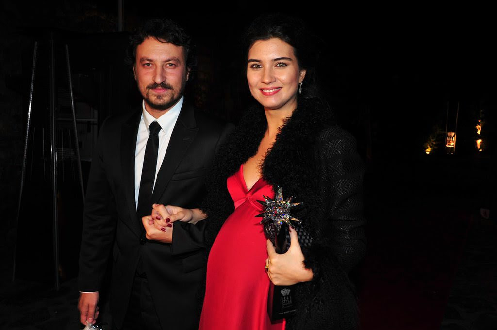 Oyuncu onur saylak, geçen hafta eşi gözde yılmaz'dan çocuk sahibi oldu. Tuba Buyukustun Ile Onur Saylak Neden Bosaniyor Fotohaber Magazin
