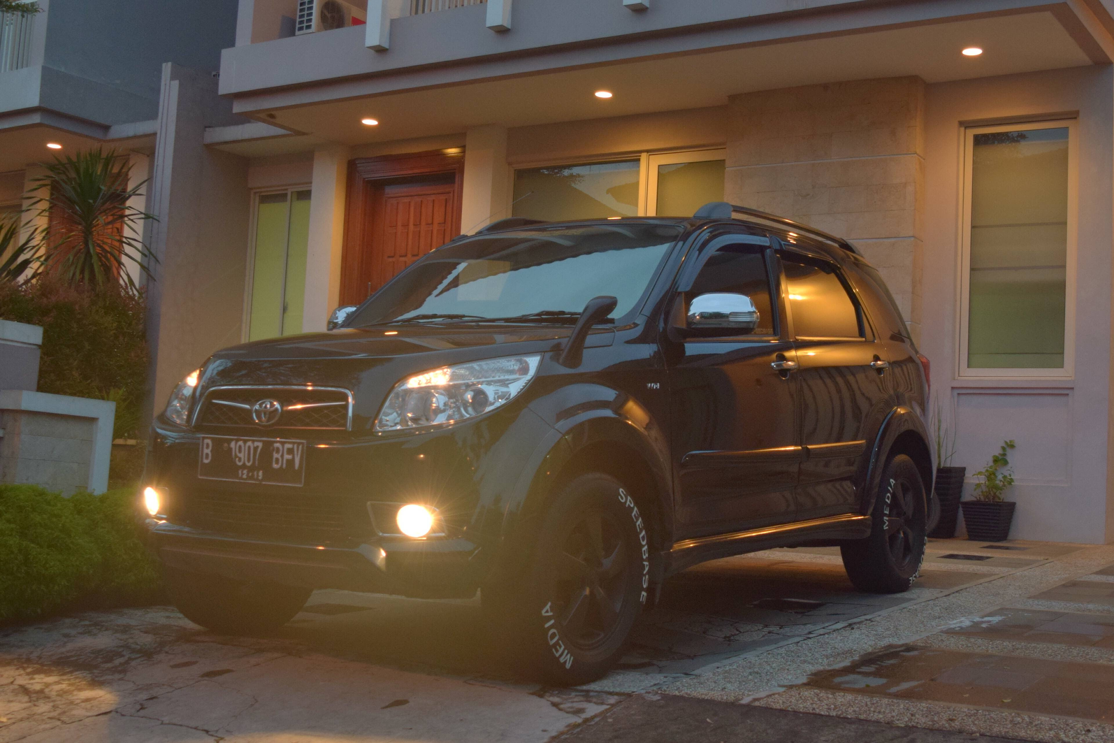 Modifikasi Mobil Toyota Rush Warna Hitam