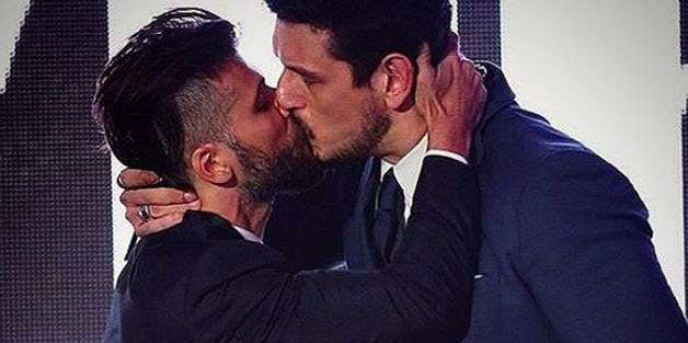 The Amazing Reason Why Two Of Brazil's Biggest Male Stars Are Kissing
