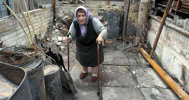 María, de 80 años, tuvo que abandonar su casa en Slaviansk por los combates y a su regreso no ha encontrado nada en pie.