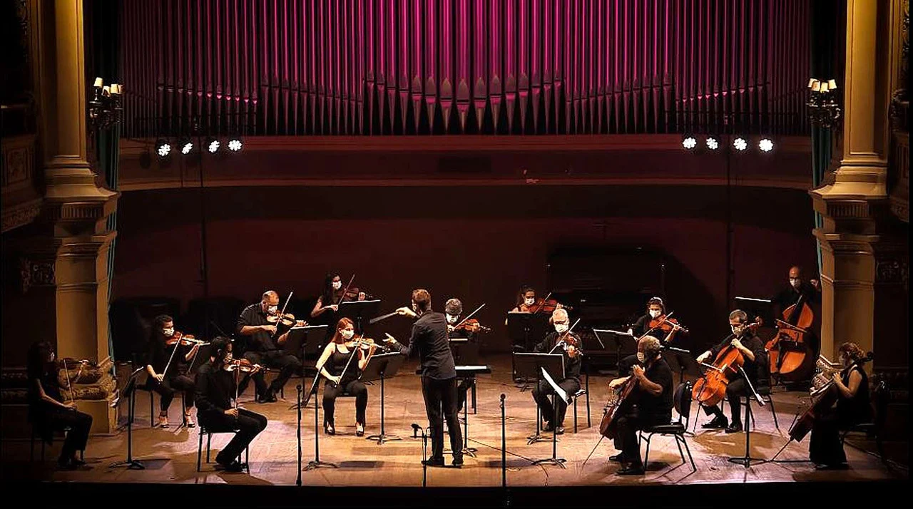 Cordas da Orquestra Sinfônica da UFRJ, sob regência de Tobias Volkman – Foto de divulgação
