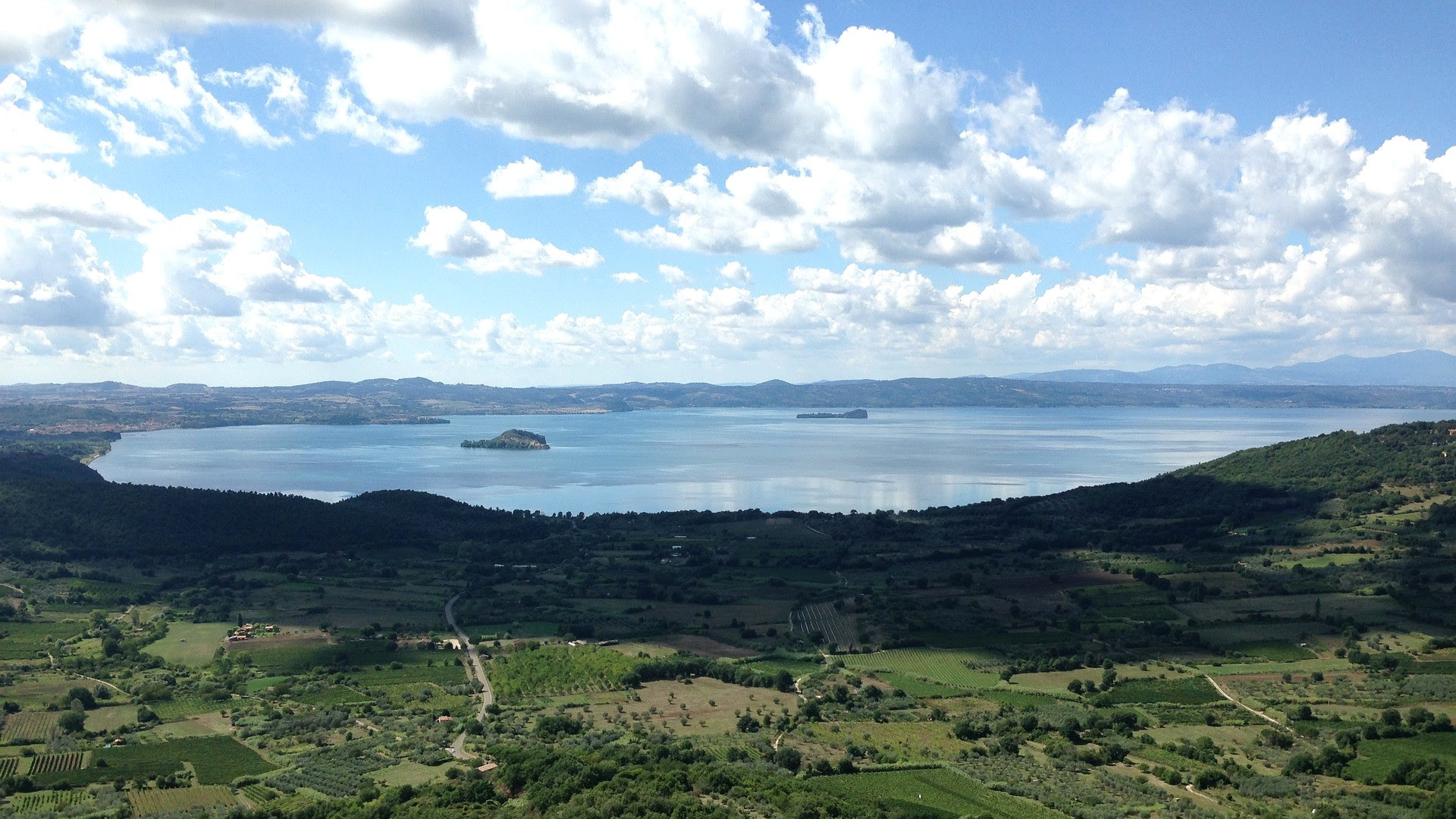 lago vulcanico piu grande d'europa