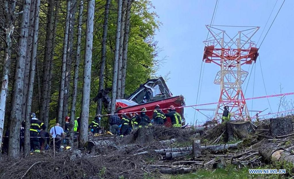 Sono state diffuse le immagini delle telecamere di videosorveglianza che mostrano, per la prima volta, cosa è accaduto davvero nell'incidente della funivia che collega stresa con il mottarone. Death Toll From Italy Cable Car Crash Rises To 13 Xinhua English News Cn