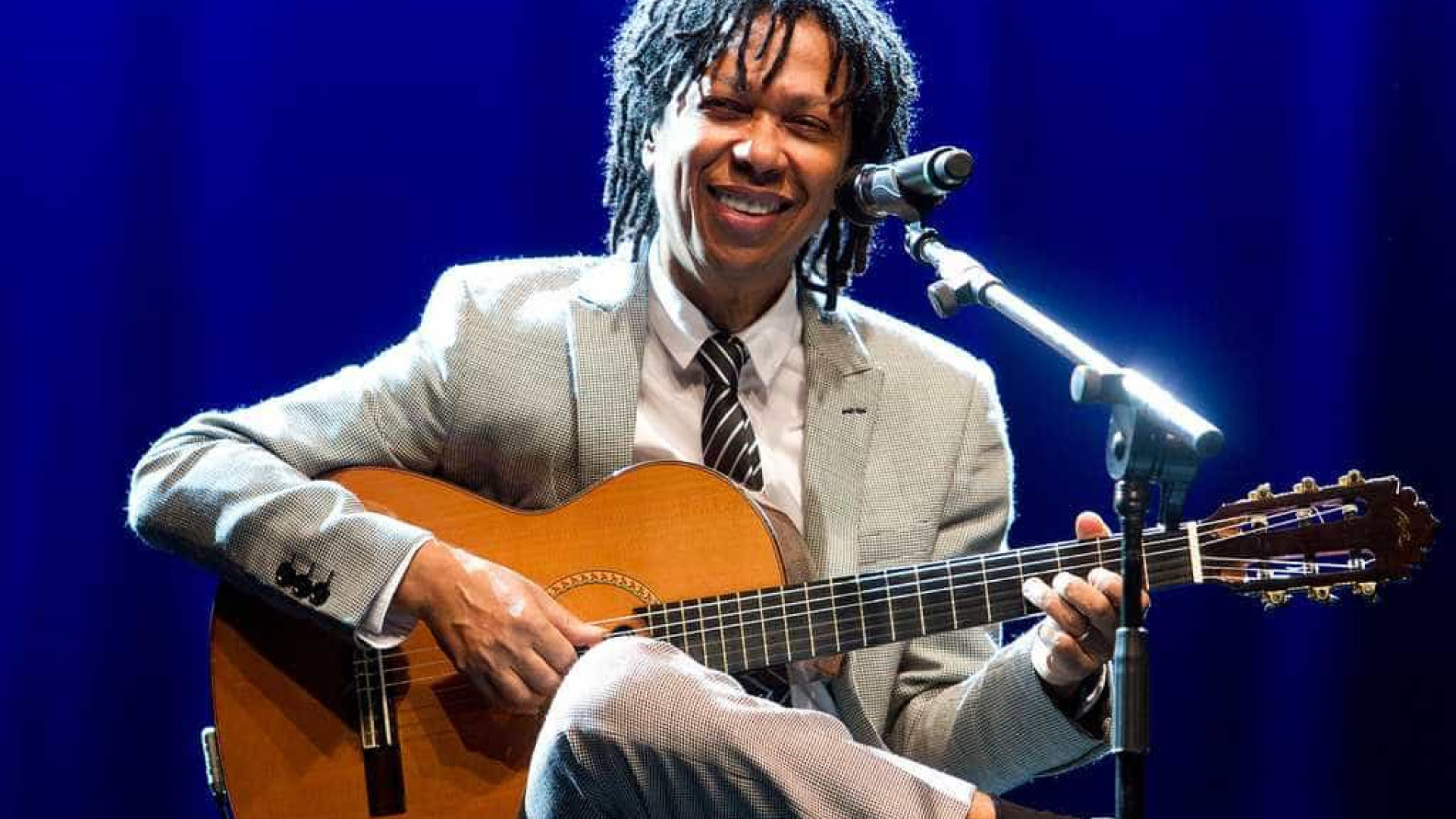 Entenda o que é tremor essencial, condição que afeta Caetano Veloso e Djavan