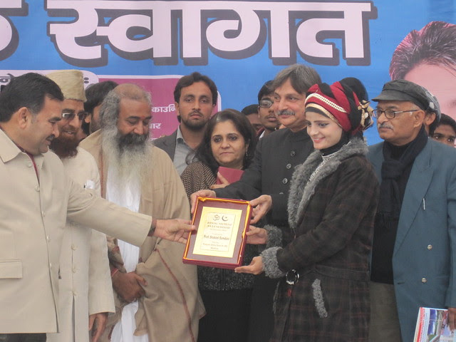 Memento being presented to Prof. Shakeel Samdani by Teesta Sitalvad and Nazrin