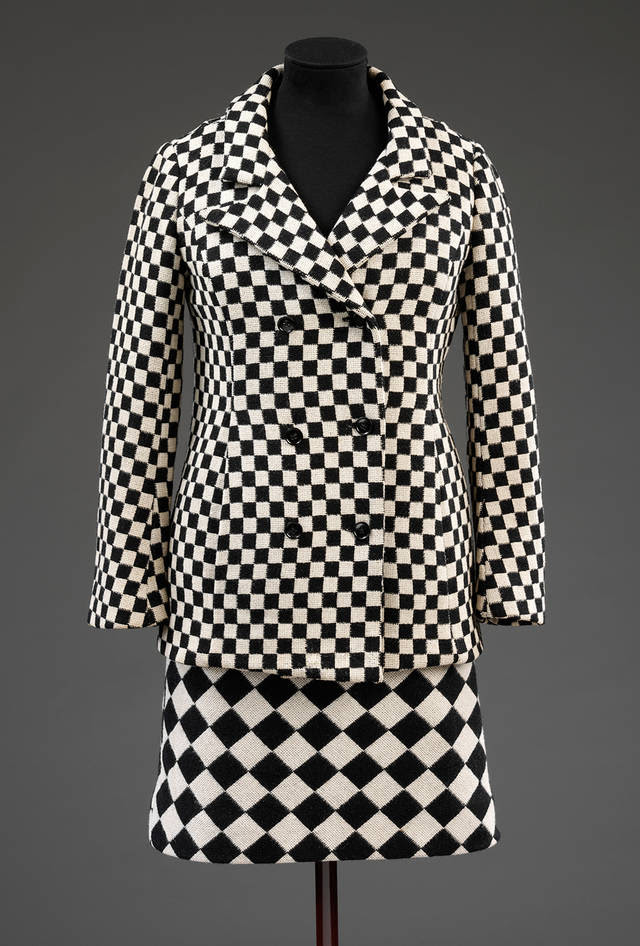 Black and white optical skirt suit, Foale and Tuffin, 1964, England © Victoria and Albert Museum, London