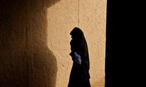 Una mujer camina por un pasadizo de la localidad afgana de Zindajan.