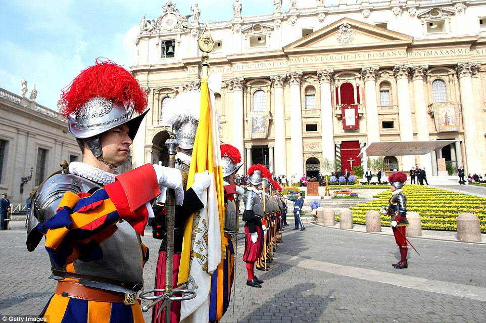 Guardas suÃ­Ã§os participam da missa de PÃ¡scoa do Papa