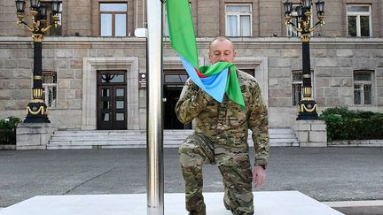 Haut-Karabakh : le président de l'Azerbaïdjan hisse le drapeau national pour sa première visite à Stepanakert