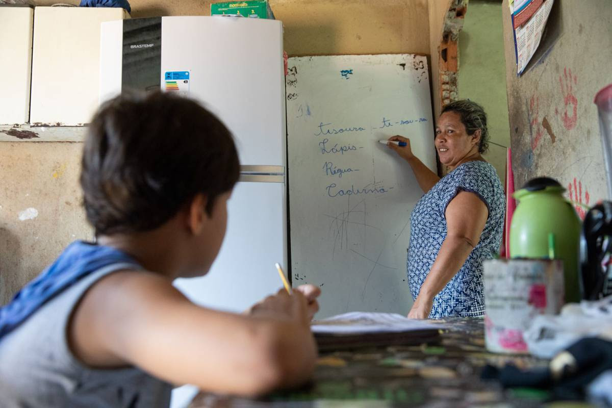 Isaac, Rafael e Danilo deviam estar na escola para aprender a ler. De casa, mães assumem a função