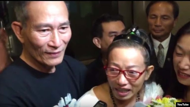 Cộng đồng người Việt trong đó có blogger Điếu Cày ra đón blogger Tạ Phong Tần tại sân bay Los Angeles.