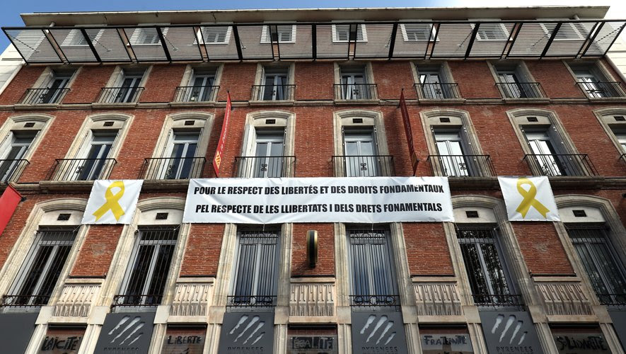 Sur la façade du conseil départemental, un texte court entre deux rubans jaunes