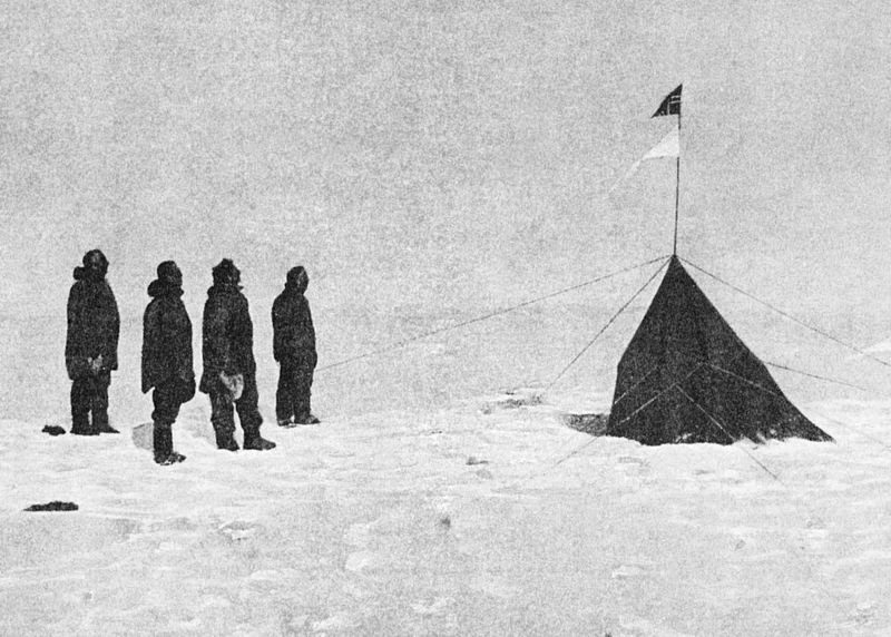 Ficheiro:Amundsen Expedition at South Pole.jpg