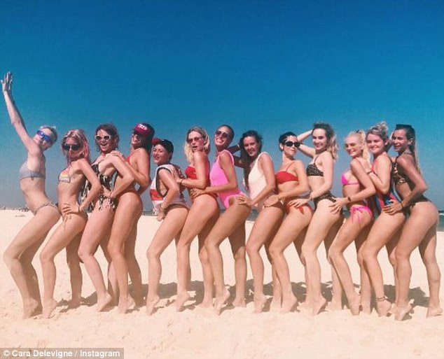 Bailas de praia: um supermodelo britânico juntou-se aos gostos de Suki Waterhouse, Jaime Winstone, Geórgia May Jagger, Adwoa Aboah, Alice Dellal, Clara Paget, socialite Mary Charteris e como irmãs Poppy e Chloe Delevingne, que representavam uma série de chocalhos de Biquíni