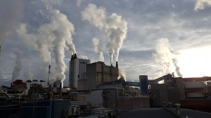 Les activités humaines émettent des gaz à effet de serre qui dérèglent le climat.