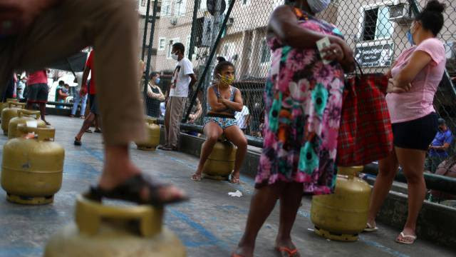 Fim do auxílio deixa o Brasil entre o medo da pandemia e do desemprego