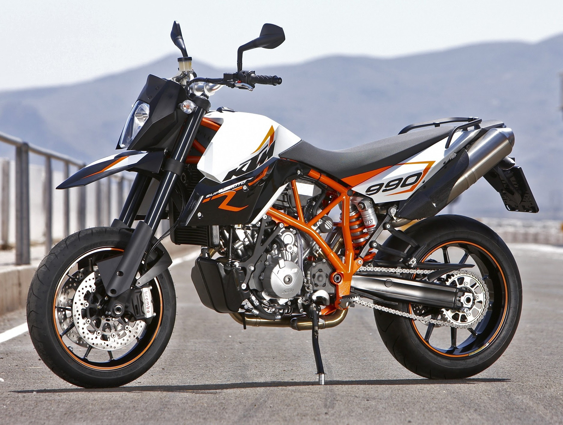 But also on the street is the supermoto able to stand its ground. Ktm 990 Supermoto R Image 2