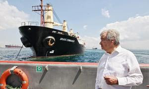 El Secretario General António Guterres observa desde un barco en el mar de Mármara en Turquía un buque cargado de granos gracias a la Iniciativa para el Mar Negro.  