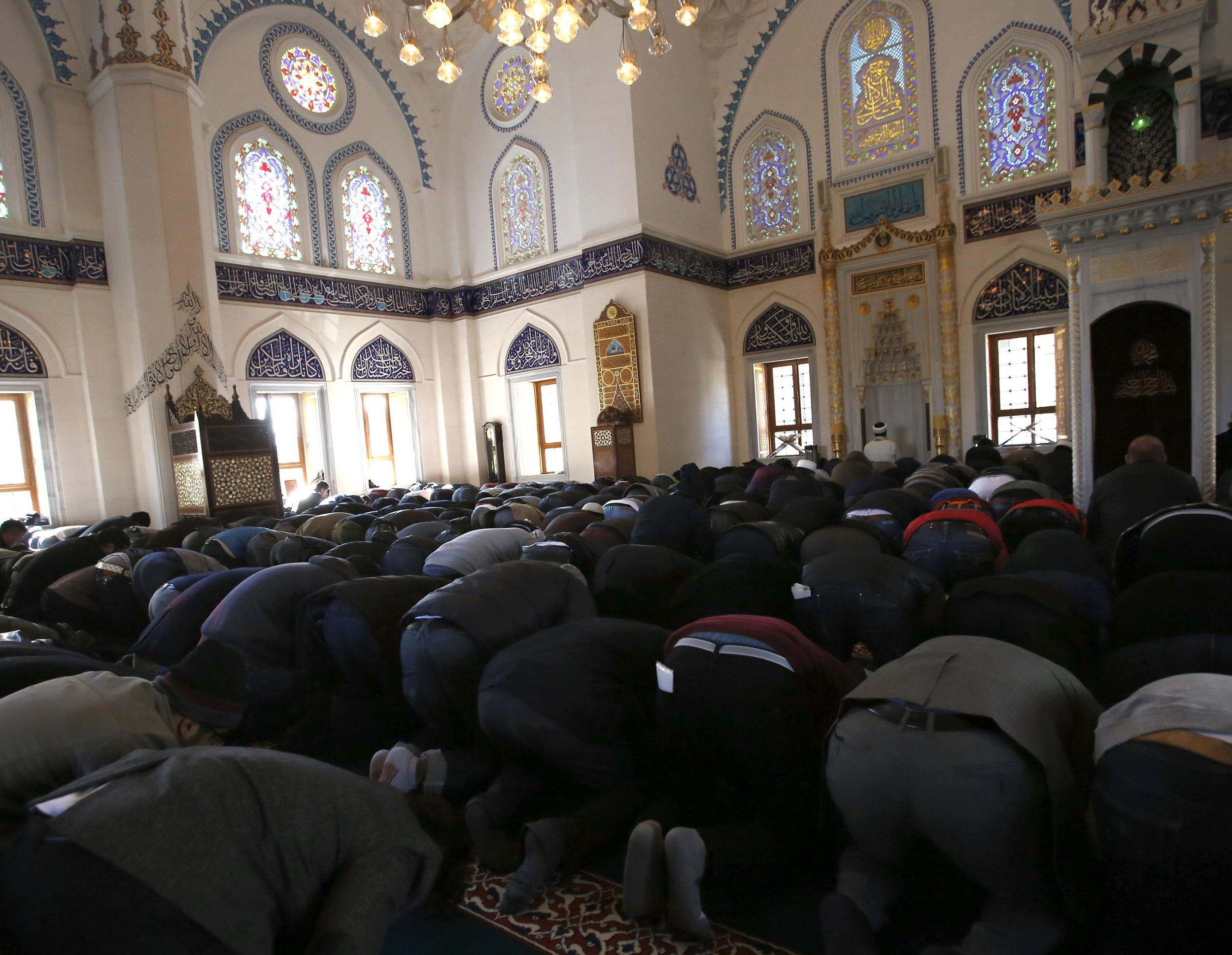 http://static.independent.co.uk/s3fs-public/thumbnails/image/2016/06/29/17/japan-muslims-pray-japanese-.jpg