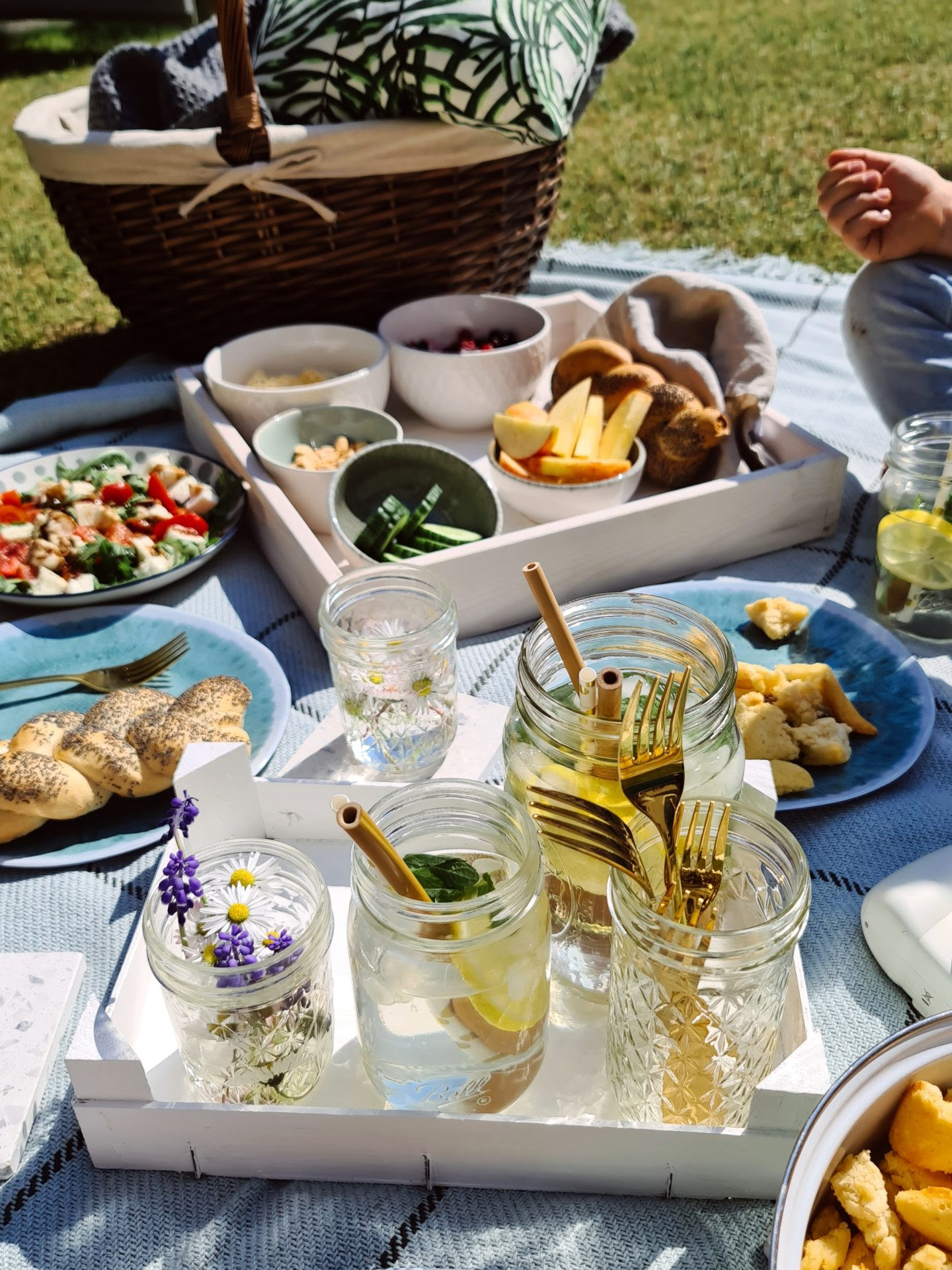 Den start in unserer übersicht der schönsten orte zum picknicken in wien macht das kaiserwasser. Inspiration Spring Is In The Air Picknick Im Garten Rezepte Und Ideen Stayathome Starlights In The Kitchen