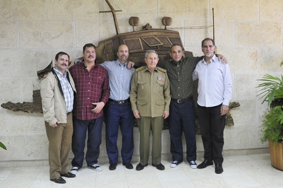 Raúl Castro en el encuentro con Gerardo Hernández, Ramón Labañino y Antonio Guerrero. Foto: Estudios Revolución