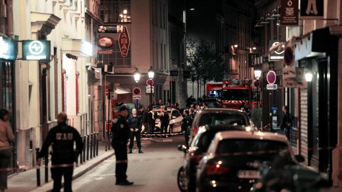 VIDEO. "Il marchait, les mains pleines de sang" : des témoins racontent l'attaque au couteau à Paris