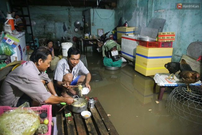 Dân                                                  nghèo xóm trọ Sài Gòn                                                  khốn khổ sống trong                                                  nước cống hôi thối                                                  suốt 4 ngày liền - Ảnh                                                  4.