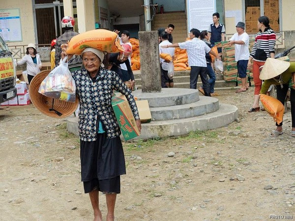 Cụ già :tay phải gói quà,tay trái thùng mì,đầu đội 10 kg gạo, thật tội nghiệp