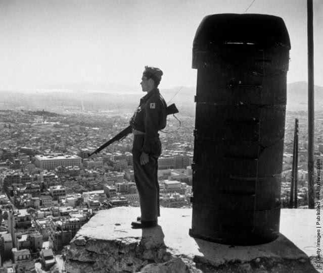 φρουρός σε επιφυλακή στον Λυκαβηττό  με θέα την πόλη της Αθήνας. Ο στρατός είχε επιφορτιστεί να φρουρεί την πόλη απέναντι από πιθανές επιθέσεις ανταρτών αλεξιπτωτιστών. (Φωτογραφία από τον Chris Ware / Keystone / Getty Images). 1947