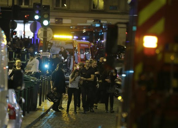 Policía de París avacúa a personas tras los atentados. Foto: AFP.